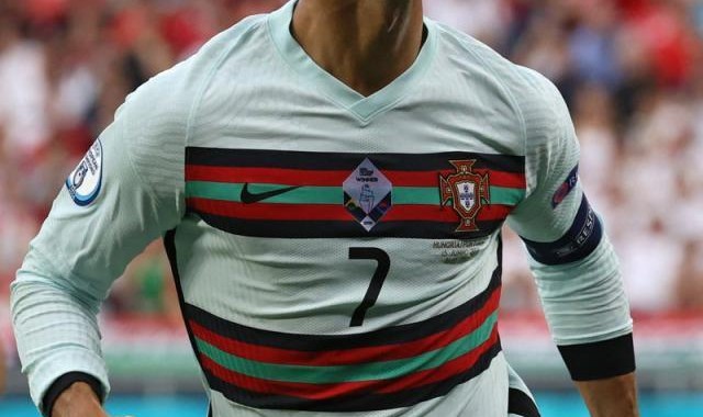 开云集团-梅开二度 破多项纪录 当选比赛最佳 C罗谢队友