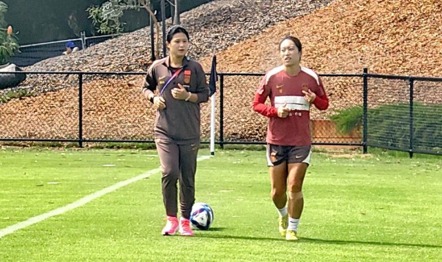 开云中国-中国女足在珀斯首次训练，唐佳丽单独训练，陈巧珠缺席