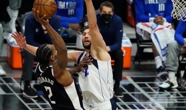 开云品牌-一到季后赛就拉胯？莱昂纳德：不能因输球反应过度